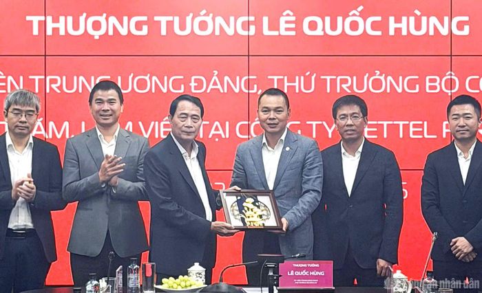 Thứ trưởng Lê Quốc Hùng tặng quà lưu niệm Công ty Bitel.