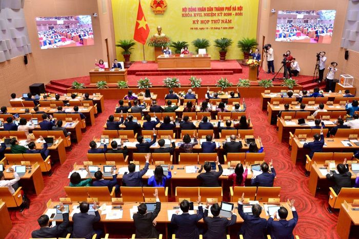 HĐND thành phố Hà Nội biểu quyết thông qua chương trình kỳ họp. Ảnh: Thành Thái