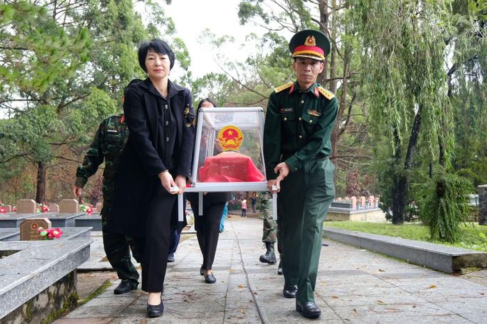 Đồng chí Phạm Thị Phúc, Phó Bí thư Tỉnh ủy, Chủ tịch Ủy ban MTTQ Việt Nam tỉnh Lâm Đồng và Đại tá Nguyễn Thanh Quảng, Phó Chính ủy Bộ Chỉ huy Quân sự tỉnh, Phó Trưởng Ban Chỉ đạo 515 tỉnh thành kính đưa hài cốt các liệt sĩ tới khu vực lấy mẫu.