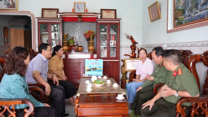 Công an tỉnh Lâm Đồng thăm hỏi, động viên những gia đình có công với Cách mạng.
