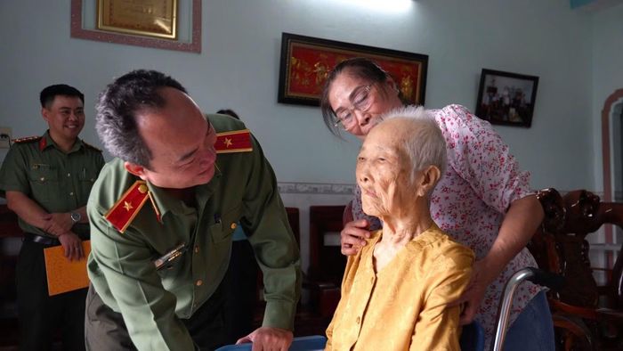 Thiếu tướng Trương Minh Đương ân cần thăm hỏi Mẹ Việt Nam anh hùng Bùi Thị Xê.