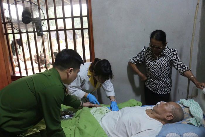 Tổ công tác Công an xã Phú Lương, tỉnh Thái Nguyên trực tiếp đến gia đình để lấy mẫu ADN thân nhân liệt sĩ.
