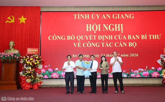 Lãnh đạo Tỉnh ủy An Giang tặng hoa chúc mừng đồng chí Đinh Văn Nơi.