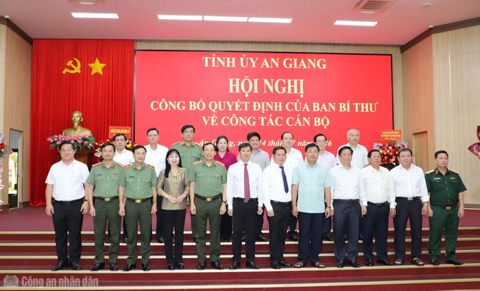 Các đại biểu chúc mừng đồng chí Đinh Văn Nơi.