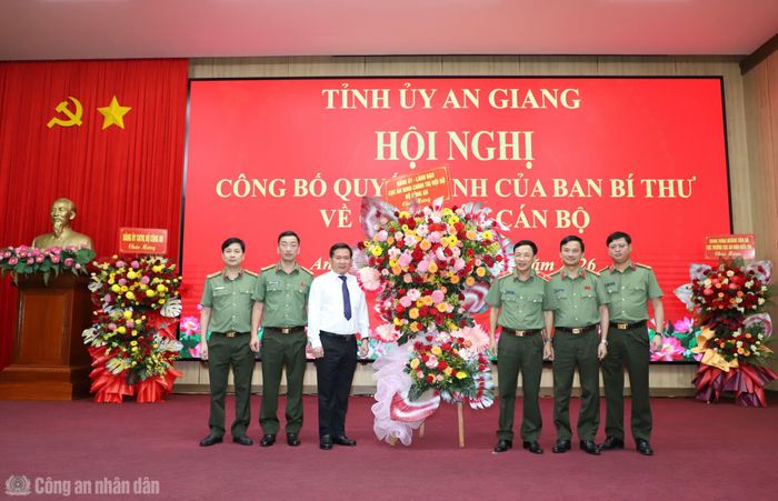 Đại diện Cục An ninh chính trị nội bộ - Bộ Công an tặng hoa chúc mừng đồng chí Đinh Văn Nơi.