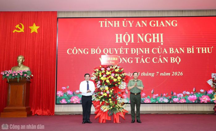 Thứ trưởng Lê Văn Tuyến tặng hoa chúc mừng đồng chí Đinh Văn Nơi.