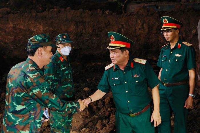 Thiếu tướng Trần Chí Tâm thăm hỏi, nắm tình hình và động viên cán bộ, chiến sĩ thực hiện nhiệm vụ.