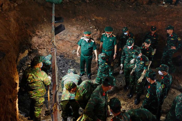 Thiếu tướng Trần Chí Tâm theo dõi cán bộ, chiến sĩ quy tập hài cốt liệt sĩ.