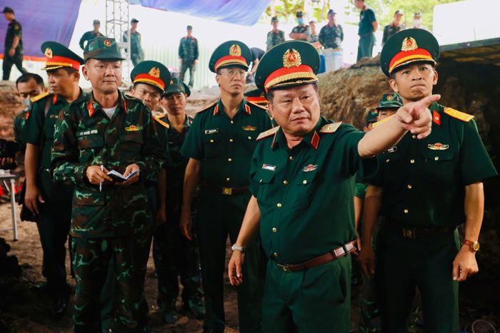  Thiếu tướng Trần Chí Tâm cùng đoàn công tác kiểm tra hiện trường tìm kiếm, quy tập và xác định danh tính liệt sĩ tại Công viên Lê Thị Riêng. 