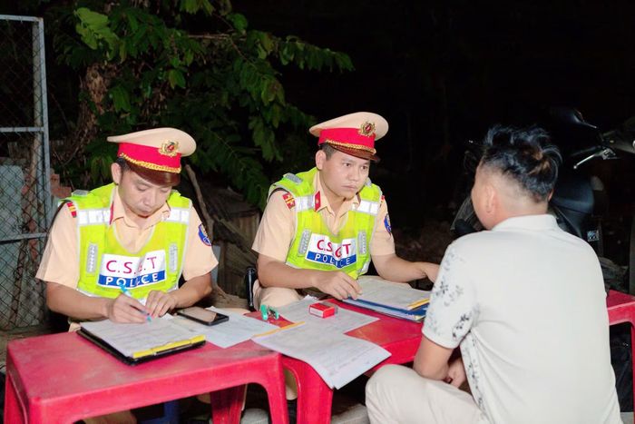 CSGT lập biên bản xử phạt người điều khiển phương tiện vi phạm nồng độ cồn tối 27/5.