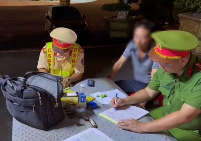 Cơ quan Công an lập biên bản xử phạt vi phạm hành chính đối với ông N.V.Q. đã uống rượu/bia nhưng vẫn điều khiển xe ô tô khuya 23/6.