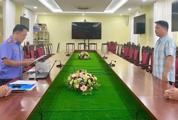 Cơ quan điều tra tống đạt quyết định tố tụng đối với bị can Lê Quốc Việt.
