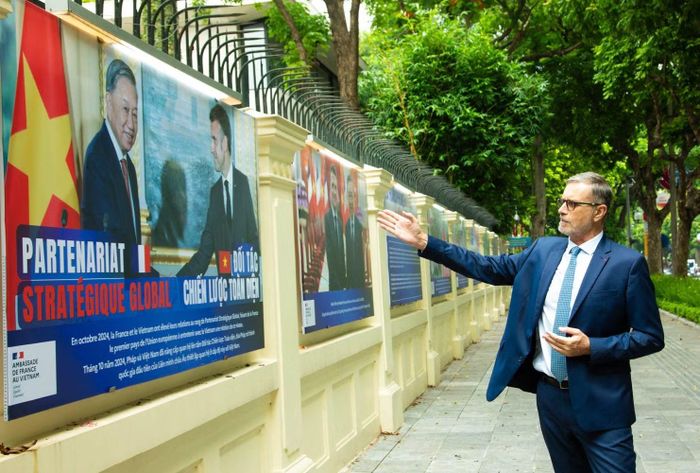 Đại sứ Olivier Brochet giới thiệu về triển lãm ảnh quan hệ Việt Nam - Pháp. Ảnh: Nguyễn Bình.