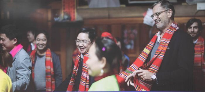 Đại sứ Olivier Brochet giao lưu với người dân tại tỉnh Hà Giang.