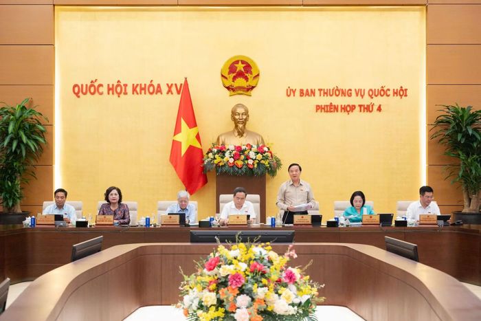 Phó Chủ tịch Quốc hội Nguyễn Khắc Định điều hành nội dung họp.