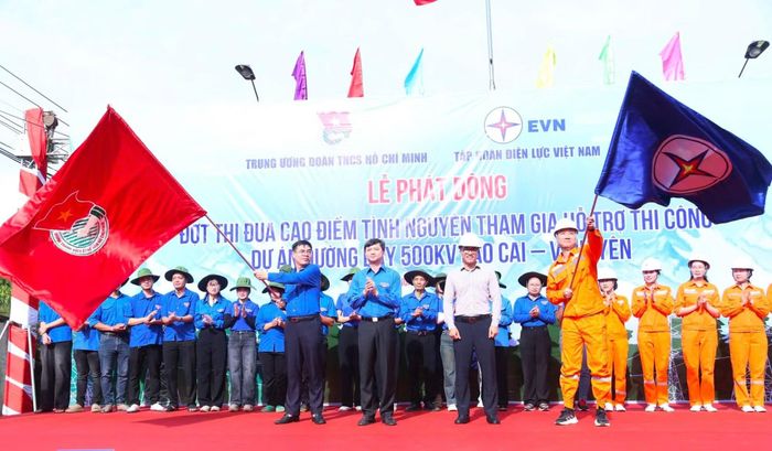 Tuổi trẻ ra quân tình nguyện hỗ trợ thi công đường dây 500 kV Lào Cai - Vĩnh Yên.
