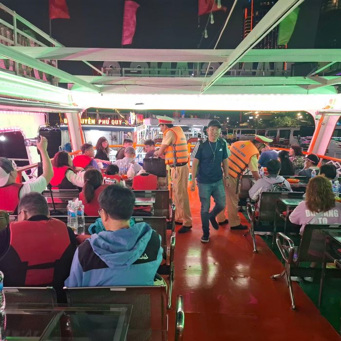 Cán bộ Đội Cảnh sát đường thủy số 1 kiểm tra áo phao, phao cứu sinh và trang thiết bị an toàn trên tàu du lịch chở khách trên sông Hàn, Đà Nẵng.
