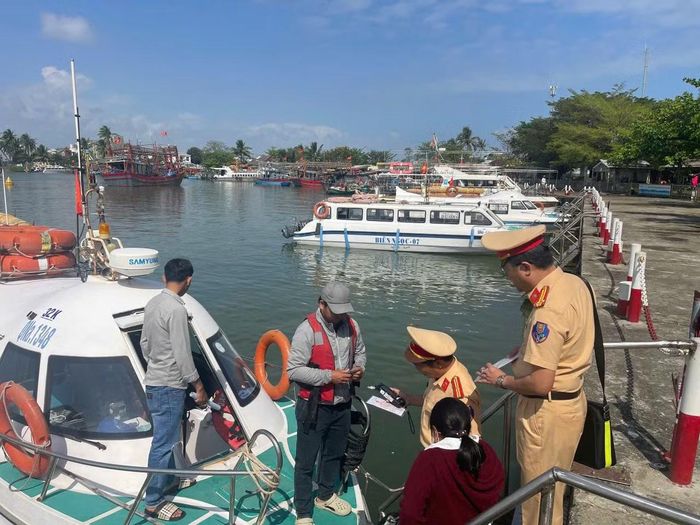 Cảnh sát đường thủy kiểm tra điều kiện an toàn của ca nô chở khách trước khi xuất bến tại bến tàu Cửa Đại.