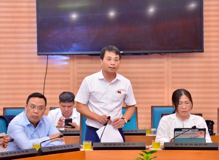 Đại biểu Lê Minh Đức, Bí thư Đảng ủy, Chủ tịch HĐND xã Thạch Thất phát biểu. Ảnh: Viết Thành