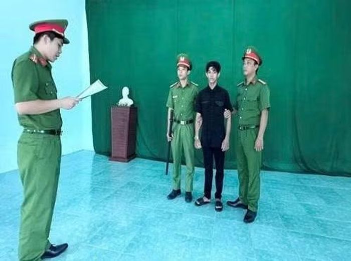 Công an đọc lệnh bắt tạm giam đối với Đặng Quốc Tại.