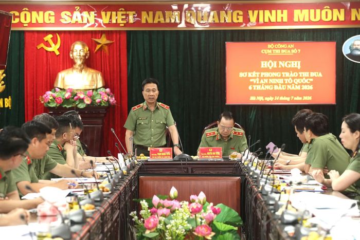 Thiếu tướng Phạm Quang Tuyển, Phó Cục trưởng Cục Tổ chức cán bộ báo cáo tóm tắt sơ kết phong trào thi đua "Vì an ninh Tổ quốc" 6 tháng đầu năm 2026 của Cụm thi đua số 7.