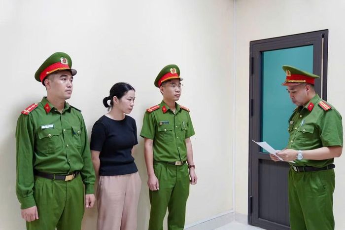 Đọc lệnh khởi tố bị can Nguyễn Thị Thanh Huyền.