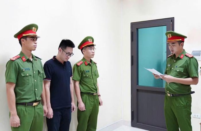 Đọc lệnh khởi tố bị can Đặng Hùng Cường.