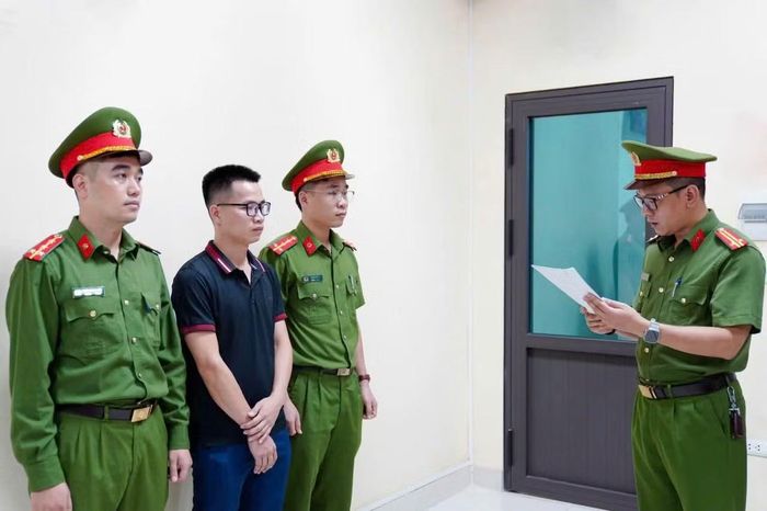 Đọc lệnh khởi tố bị can Khuất Tiến Minh.