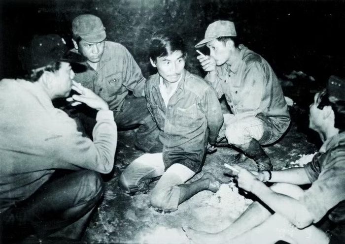  Bùi Văn Lam Sơn, một trong những tên cầm đầu tổ chức gián điệp ở nước ngoài trong chuyên án CM12 bị lực lượng An ninh đón bắt ngay khi vừa xâm nhập về nước 