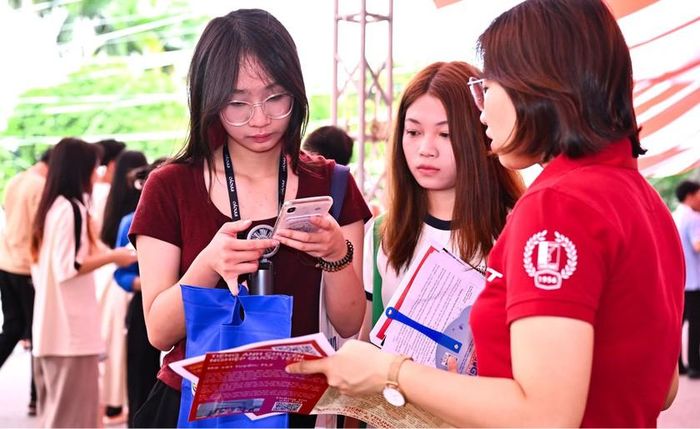 Không để điểm chuẩn dự báo chi phối, nhiều thí sinh bản lĩnh đặt nguyện vọng 1 quyết tâm theo đuổi đam mê đến cùng. Ảnh: HUST