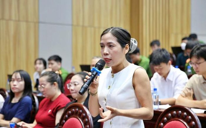 Tại buổi đối thoại người dân và doanh nghiệp tập trung vào những nội dung được quan tâm trong các lĩnh vực phòng cháy, chữa cháy và cứu nạn, cứu hộ; an toàn giao thông; quản lý cư trú và xuất nhập cảnh; quy định cấp Phiếu lý lịch tư pháp và các thủ tục hành chính khác thuộc thẩm quyền của Công an Thành phố.