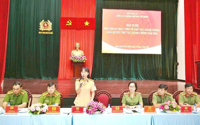 Phòng Cảnh sát giao thông, Công an Thành phố Hồ Chí Minh trả lời các câu hỏi của người dân và doanh nghiệp tại buổi đối thoại.