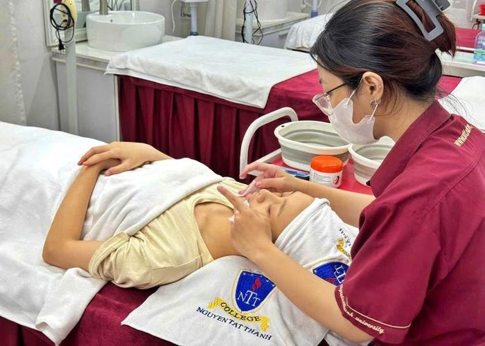 Sinh viên thông thạo kỹ năng qua học thực hành với các nghề.