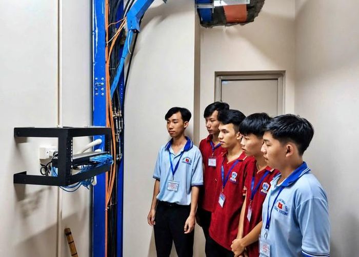 Sinh viên Trường Trung cấp Nguyễn Tất Thành thực hành nghề tại doanh nghiệp.