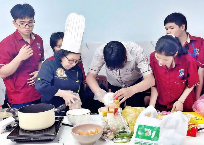Trường Trung cấp Nguyễn Tất Thành có ngành nghề đào tạo phong phú, tỉ lệ thực hành cao.