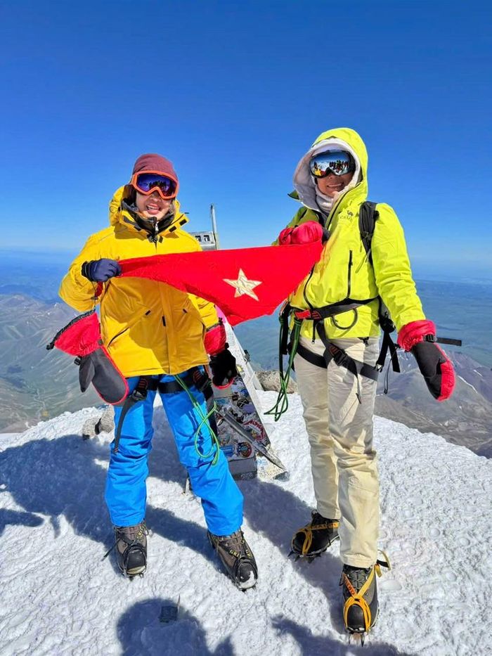 Niềm vui chạm đỉnh Elbrus.