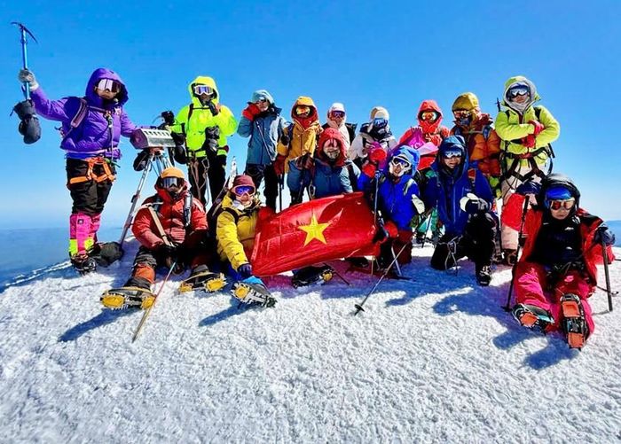 Đoàn leo núi tới đích, đỉnh 5.642m.