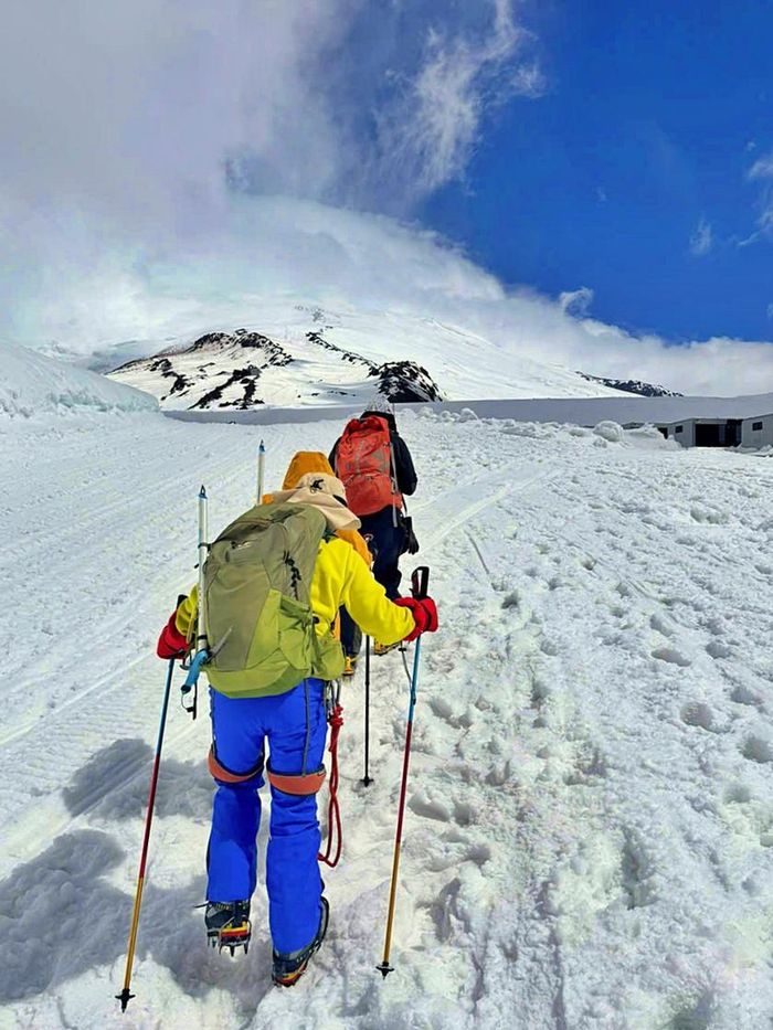Chinh phục Elbrus đòi hỏi phải sử dụng loại giày 2 lớp, có phần đế chuyên dụng để gắn crampon (móng mèo).