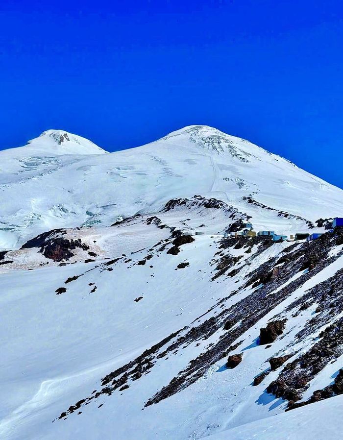 Toàn cảnh núi tuyết Elbrus và lán trại trên độ cao 5.100m.
