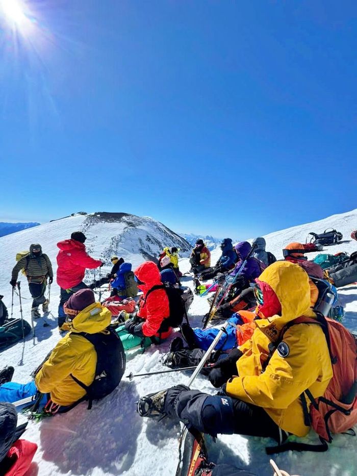 Quãng nghỉ trước khi cán đích trên đỉnh núi tuyết Elbrus.