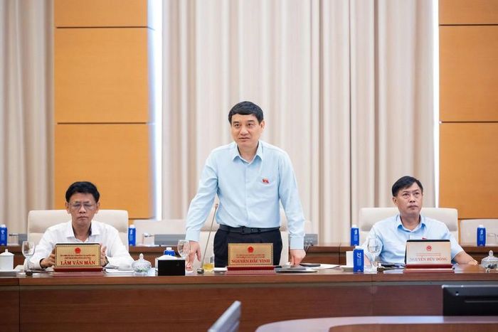 Chủ nhiệm Ủy ban Văn hóa và Xã hội Nguyễn Đắc Vinh phát biểu. Ảnh: quochoi.vn