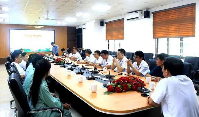 Bệnh viện đa khoa số 2 Lào Cai tổ chức chúc mừng và xuất viện cho chị Sằm Thị Luyến được ghép thận phục hồi tốt, an toàn sáng ngày 14/7/2026. Ảnh: Bệnh viện cung cấp