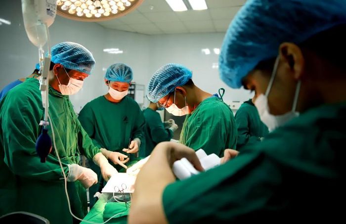 Các bác sĩ, nhân viên y tế Bệnh viện đa khoa số 2 Lào Cai thực hiện ca ghép thận cho bệnh nhân Sằm Thị Luyến từ người hiến sống. Ảnh: Bệnh viện cung cấp