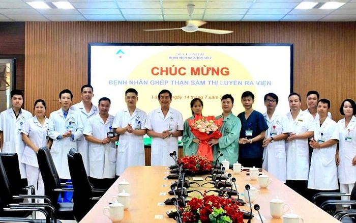 Niềm vui được ghép thận phục hồi tốt, xuất viện an toàn của vợ chồng chị Sằm Thị Luyến và anh Nông Văn Thôn tại Bệnh viện đa khoa số 2 Lào Cai. Ảnh: Bệnh viện cung cấp