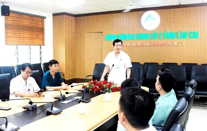 Giám đốc Bệnh viện đa khoa số 2 Lào Cai, bác sỹ chuyên khoa II Phạm Văn Thinh chúc mừng bệnh nhân ghép thận được xuất viện an toàn. Ảnh: Bệnh viện cung cấp