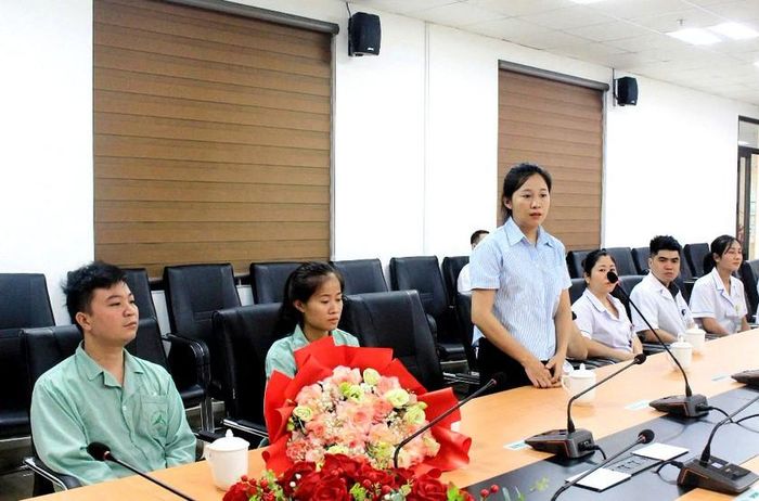 Đại diện gia đình bệnh nhân được ghép thận thành công và xuất viện an toàn phát biểu cảm ơn, tri ân Bệnh viện đa khoa số 2 Lào Cai. Ảnh: Bệnh viện cung cấp