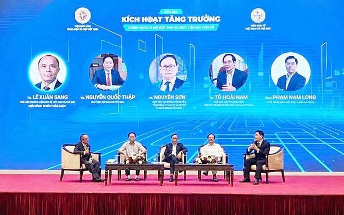 Các diễn giả tham gia phiên thảo luận mở tại Diễn đàn.