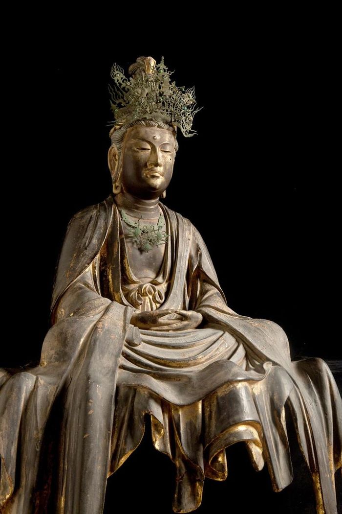 Tượng Đức Phật Thích Ca Mâu Ni đội bảo quan. (Ảnh: Harada Hiroshi)