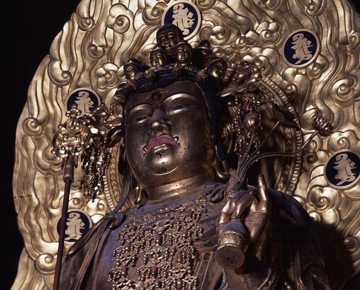 Tượng Quán Thế Âm Thập Nhất Diện tại chùa Hasedera (Kamakura) có nhiều đặc điểm tương đồng với bản tôn cùng tên tại chùa Hasedera, tỉnh Nara. (Ảnh: Harada Hiroshi)