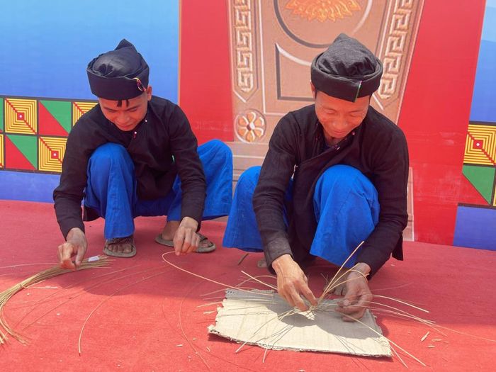 Những vật dụng hằng ngày được tạo ra từ bàn tay khéo léo của những người đàn ông Lô Lô Đen.